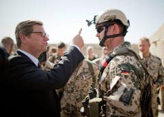 Stets um die Mitmenschen besorgt: 2013 besuchte Westerwelle in Afghanistan stationierte deutsche Soldaten. (Bild: Keystone)