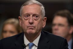 James Mattis (66): Verteidigungsminister. Der Ex-General hat jahrzehntelange Erfahrungen auf dem Schlachtfeld. Er war unter anderem in Afghanistan und im Irak im Einsatz. In der Truppe wird der Marineinfanterist als «verrückter Hund» bezeichnet – was durchaus als Kompliment gemeint ist. Auch Mattis warnt vor dem russischen Präsidenten Wladimir Putin. (Bild: Keystone)