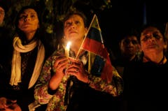 Menschen in Quito (Ecuador) trauern um Hugo Chávez. (Bild: Keystone)