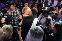 Der Kuss: der frischgebackene Mister Schweiz Luca Ruch mit Freundin Daniela. (Bild: Nana do Carmo)