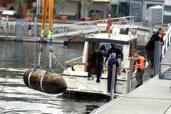 Die Bombe wird ans Ufer gehievt. (Bild: Rudolf Hirtl)