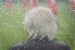 Gilbert Gress sitzt als Trainer der Ex-Natistars auf der Spielerbank. (Bild: Andrea Stalder)