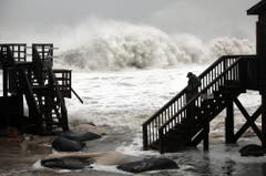 Imposantes, aber gefährliches Schauspiel: Wellengang am Meer. (Bild: Keystone)
