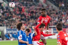 Auch Johan Djourou (Nummer 20) versucht den Ball per Kopf ins Tor zu bringen. (Bild: Keystone)