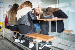 Kandidatinnen bereiten sich auf die Fragen der Jury vor. (Bild: Benjamin Manser)