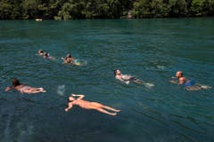 Diese Leute schwimmen in der Rhone in Genf. (Bild: Keystone)