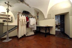 Die Kleidung für den neuen Papst steht schon bereit - in drei verschiedenen Grössen. (Bild: Keystone)