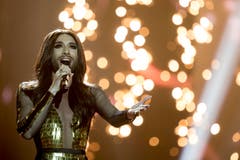 Stargast der Show: Conchita Wurst, Siegerin des letztjährigen Song Contest. (Bild: Keystone)