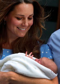 Mama Kate mit dem erst einen Tag alten Prinz George. (Bild: Keystone)