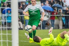 Torhüter Fabrice Borer versucht zu klären. (Bild: Andrea Stalder)