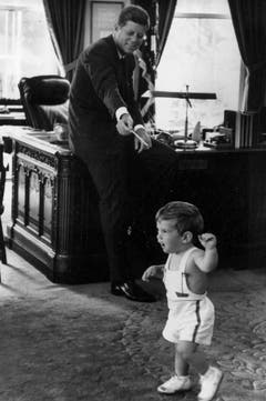 Der grosse und der kleine John am 25. Mai 1962. (Bild: Keystone)