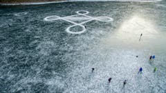 Die Ostschweiz läuft Schlittschuh auf dem Seealpsee (Bild: Urs Bucher)
