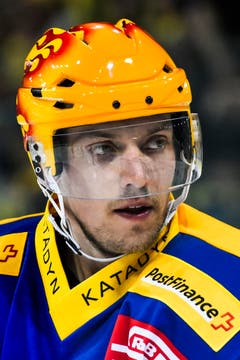 In diesem Jahr läuft es dem Titelverteidiger nicht nach Wunsch: Kaum begann der Bart des Davoser Topskorers Perttu Lindgren zu spriessen, scheidet sein Team gegen Bern aus. (Bild: Keystone)