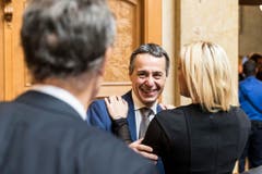 Ignazio Cassis, Mitte, lacht, während er von Celine Amaudruz, SVP-GE, begrüsst wird. (Bild: Keystone)
