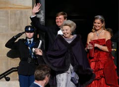 Königin Beatrix (Mitte) verabschiedet sich. Kronprinz Willem-Alexander und Prinzessin Maxima übernehmen das Zepter. (Bild: Keystone)