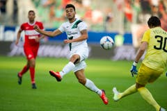 Goran Karanovic kommt zu spät - Moskaus Goalie kann befreien. (Bild: Michel Canonica)