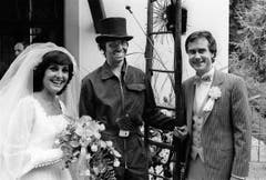 Das Schweizer Traumpaar des Jahres, Paola del Medico und Kurt Felix, nimmt am 13. September 1980 bei der kirchlichen Trauung auf dem Bürgenstock die Glückwünsche eines Schornsteinfegers entgegen. Die 30-jährige Sängerin und der 39- jährige Teleboy-Moderator hatten sich am Vortag in St.Gallen das Ja-Wort vor dem Zivilstandsbeamten gegeben. (Bild: Keystone)