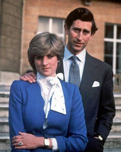 Prinz Charles und Diana Spencer am Tag der Bekanntgabe ihrer Verlobung im Garten des Buckingham Palastes. (Bild: EPA (London, 24. Februar 1981))