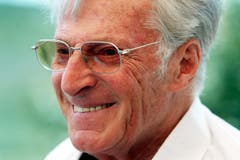 Ferdy Kuebler, Swiss cycling legend, photographed on June 9, 1999 in Birmensdorf. Kuebler died on Thursday 29 December 2016 at the age of 97 years. Kuebler's most successful years in international racing were 1950ñ1952. He won the La Fleche Wallonne and LiegeñBastogneñLiege, both in 1951 and 1952. He was also World Road Race Champion in 1951, having placed second in 1949 and third in 1950. He rode the Giro d'Italia from 1950ñ1952, placing fourth once, and third twice. In the 1950 Tour, he benefited from the absence of Fausto Coppi, sidelined after a crash in the Giro. Overcoming Gino Bartali, Kuebler became champion by over nine minutes, also winning three stages. In the 1954 Tour, Kuebler won the points jersey and came second behind Louison Bobet.(KEYSTONE/Martin Ruetschi) (Bild: Keystone)