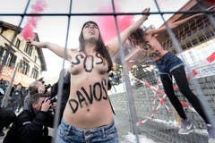 Protest mal anders: Seit Jahren machen Femen mit nackter Haut auf Frauenanliegen aufmerksam und demonstrieren gegen die Mächtigen der Welt. (Bild: Keystone)