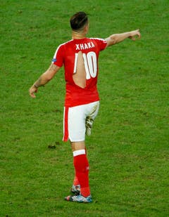 Granit Xhaka mit einem zerrissenem Leibchen. (Bild: EPA / Shawn Thew)