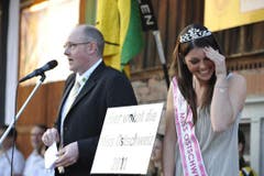 Miss Ostschweiz Patricia Rimle wird in Muolen vor dem Restaurant Hirschen gefeiert. (Bild: Hanspeter Schiess)