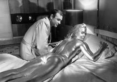 Shirley Eaton als Jill Masterson wird in «Goldfinger» (1964) mit Gold überzogen und erstickt. (Bild: pd)