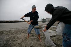Freiwillige füllen in Ventnor Sandsäcke ab. (Bild: Keystone)