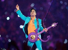 In seiner Karriere trug Prince viele Namen - unter anderem bediente er sich auch nur eines Symbols als Zeichen seines Zwists mit der Plattenindustrie. "The Symbol" fand denn auch Niederschlag in einer Spezialanfertigung seiner Gitarre (Aufnahme von 2007). (Bild: Keystone)
