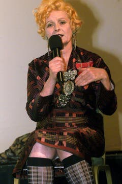 Vivienne Westwood, Modedesignerin aus London, hält am Samstag, 21. Oktober 2000, am 1. Internationalen Designer- und Lifestyle Kongress 'Gwand' in Luzern ein Referat über ihren Einfluss auf die internationale Mode- und Lifestyletrends. (Bild: Keystone)