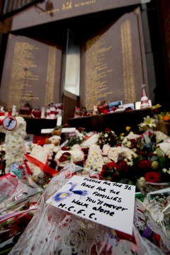 "You'll Never Walk Alone": Die Liverpool-Hymne passt auch, um der Opfer der Stadiontragödie zu gedenken. (Bild: Keystone)