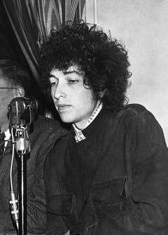Bob Dylan an einer Pressekonferenz im May 1966 in Paris. (Bild: Keystone)
