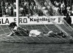 In seiner Zeit als Spieler des FC St.Gallen musste Urs Fischer teils untendurch - so etwa 1993, als der Verein abstieg. (Bild: Archiv/St.Galler Tagblatt)