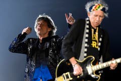 Mick Jagger (links) hinter Keith Richards im Scheinweiferlicht. (Bild: WALTER BIERI (EPA KEYSTONE))