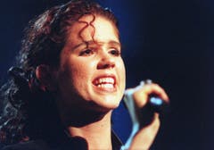 Gunvor Guggisberg schafft es 1998 mit ihrem Song «Lass ihn» immerhin ins ESC-Finale, scheidet aber ebenfalls mit 0 Punkten aus. (Bild: Michele Liminia / Keystone)