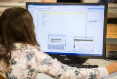 Arbon TG - Begabte Kinder nehmen am Berufsbildungszentrum Arbon an einem Förderkurs zum Thema Robotik teil. (Bild: Reto Martin)