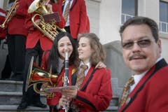 Die Musikerinnen und Musiker freuen sich auf ihren Auftritt. (Bild: Michel Canonica)