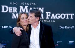 Immer wieder Jenny: Udo Jürgens ist stolz auf seine Tochter und zeigt ihr das im September 2011 in Berlin, bei der Premiere des Films "Der Mann mit dem Fagott". (Bild: Keystone)