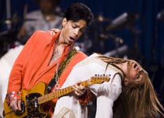 Platz 1: Prince. Der Mann mit den immer wieder wechselnden Namen legte auch ohne nackte Haut eine sexy Show hin -alleine durch sein Gitarrenspiel. Highlight: "Purple Rain" zum Abschluss. (Bild: TANNEN MAURY (EPA))