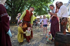 Klein und Gross sind in mittelalterliche Gewänder gehüllt. (Bild: Reto Martin)
