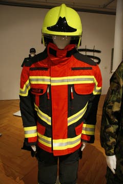 Feuerwehranzug, Meta-Aramid, Para-Aramid (Kevlar), Polytetrafluorethylen (Goretex), gewebt. (Quelle: Textilmuseum) (Bild: Johannes Wey)