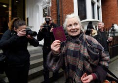 Vivienne Westwood besucht im Februar 2016 Wikileaks-Gründer Julian Assange auf der ecuadorianischen Botschaft in London. (Bild: Keystone)