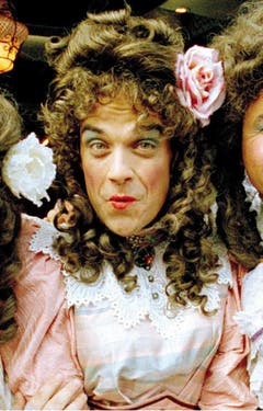 Gaststar bei "Little Britain": Für die britische Comedy-Serie stürzt sich Robbie Williams 2005 in Frauenkleider. Damals bekundete Williams, dass er gerne mal für 24 Stunden die Rollen tauschen würde: "Dann würde ich endlich kapieren, was in den Köpfen von Frauen los ist." (Bild: Keystone)