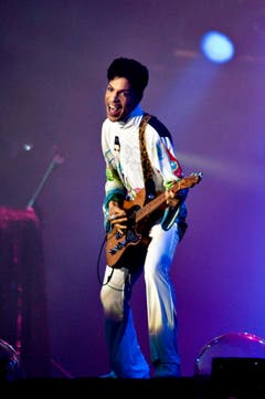 Stets präsent, stets unbequem: Prince machte es sich zur Lebensaufgabe, die Kontrolle über seine Musik und seine Person zu behalten. Er stritt mit Plattenfirmen und Internetplattformen um seine Rechte (Aufnahme von 2010). (Bild: Keystone)