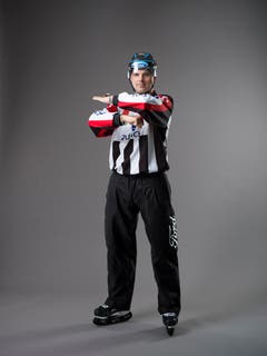 Stockend-Stoss / But-Ending (IIHF-Regel 121): Ein Spieler, der die obere Hand am Stock nach unten Richtung Stockblatt schiebt und mit dem Ende des Stockes in den Körper des Gegenspielers stösst. Eine zusammenstossende Bewegung der Vorderarme wird auf Brusthöhe ausgeführt - ein Arm bewegt sich über dem anderen. Die obere Hand ist geöffnet, die untere ist zur Faust geballt. (Bild: Keystone)