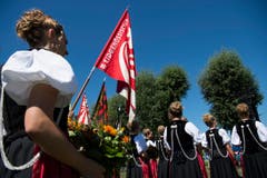 Die Eidgenoessischen Fahnen beim Fahnenempfang in Estavayer-le-Lac. (Bild: Keystone / Jean-Christophe Bott)