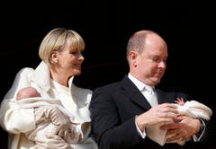 Die stolzen Eltern mit Tochter Gabriella und Sohn Jacques. (Bild: Keystone)