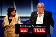 Mathias Gnädinger mit Ehefrau Ursula. 2012 bekam er den Lifetime Award am Galaabend des Schweizer Fernsehpreises im Rahmen des Rose d'Or Festivals. (Bild: Keystone)