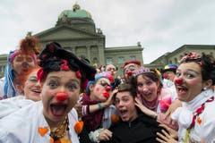 Die weiblichen Spitalclowns freuen sich über die Begegnung mit Popstar Bastian Baker. (Bild: Keystone)