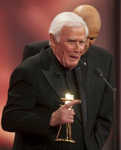 2010 wurde Blacky Fuchsberger mit einer Goldenen Kamera für sein Lebenswerk ausgezeichnet. Im Hintergrund Sänger Harry Belafonte. (Bild: Keystone)